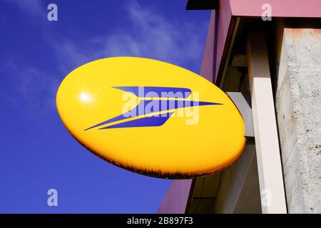 Bordeaux , Aquitaine / Francia - 03 11 2020 : la Poste logo negozio giallo segno strada negozio in Francia Foto Stock