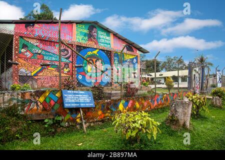 Scuola indiana nel villaggio di Puerto Nariña Amazzonia, Colombia, Sud America. Foto Stock