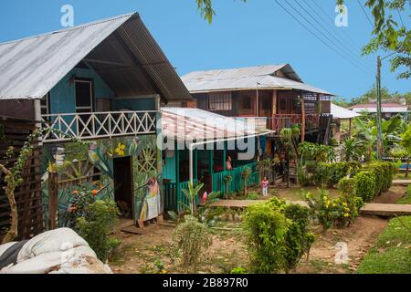 Casa indiana dipinta nel villaggio di Puerto Nariña Amazzonia, Colombia, Sud America. Foto Stock