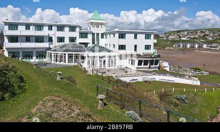 L'iconico hotel Art Deco Burgh Island degli anni '30 visto dai terreni dell'hotel su Burgh Island, sulla costa meridionale del Devon, Inghilterra, Regno Unito Foto Stock