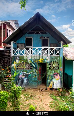 Casa indiana dipinta nel villaggio di Puerto Nariña Amazzonia, Colombia, Sud America. Foto Stock