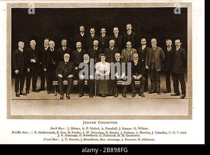 Huddersfield Industrial Society. Un ritratto di gruppo del Comitato giubilare - Milnes, Nichol, Horsfall, Hamer, Wilson, Holdsworth, Gee, Pinder, Downing, Pinder, Dobson, Hawley, Crossley, Daniel, Armitage, Balmforth, Halstead, Ggoodyear. Foto Stock