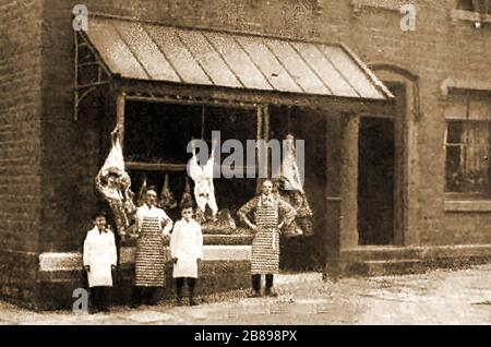 Huddersfield Industrial Society -Lockwood macellaio negozio personale e apprendisti. Foto Stock