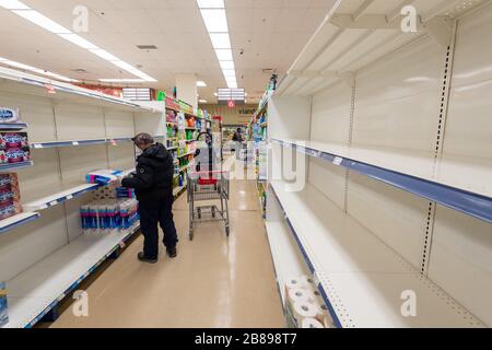 Montreal, CA - 20 marzo 2020: Scaffali vuoti di carta igienica in un supermercato. Mancanza di forniture a causa del panico di Coronavirus. Foto Stock