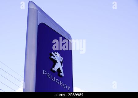 Bordeaux , Aquitaine / Francia - 11 12 2019 : peugeot logo leone segno negozio auto concessionario Foto Stock