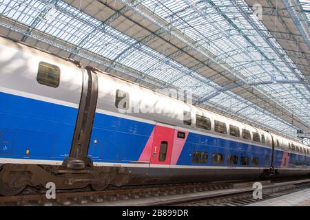 Bordeaux , Aquitaine / Francia - 03 03 2020 : treno ad alta velocità TGV in piattaforma della ferrovia principale Gare SNCF nella stazione di Bordeaux Saint Jean Foto Stock