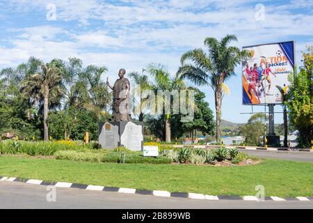 Statua della Regina Regente Gwamile (1858-1925) alla rotonda, Gwamile Street, Mbabane, Regno di Eswatini (Swaziland) Foto Stock