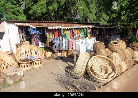 Bancarelle di souvenir di artigianato e arti stradali, vicino a Lobamba, Valle Ezulwini, Regione di Hohho, Regno di Swaziland Foto Stock