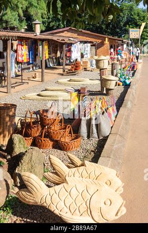 Bancarelle di souvenir di artigianato e arti stradali, vicino a Lobamba, Valle Ezulwini, Regione di Hohho, Regno di Swaziland Foto Stock