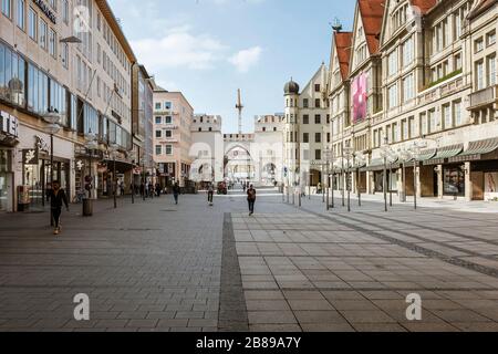 Baviera-Mucnich-Germania, 20. März 2020: Poche persone camminano al Karlsplatz Stachus di Monaco, che è di solito affollata ma rimane vuota a causa di Th Foto Stock