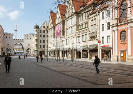 Baviera-Mucnich-Germania, 20. März 2020: Poche persone camminano al Karlsplatz Stachus di Monaco, che è di solito affollata ma rimane vuota a causa di Th Foto Stock