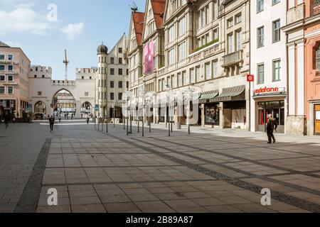 Baviera-Mucnich-Germania, 20. März 2020: Poche persone camminano al Karlsplatz Stachus di Monaco, che è di solito affollata ma rimane vuota a causa di Th Foto Stock