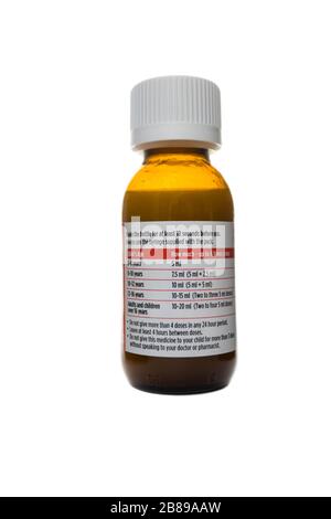 Calpol sixplus con informazioni sul dosaggio su sfondo bianco isolato Foto Stock