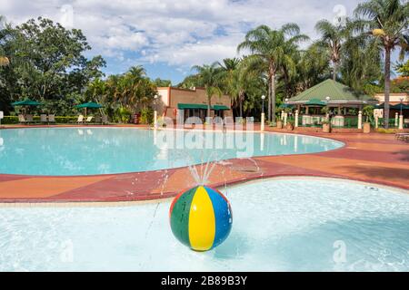 Fontana retrò a Lugogo Sun Hotel piscina, Lobamba, Valle Ezulwini, Regno di Eswatini (Swaziland) Foto Stock