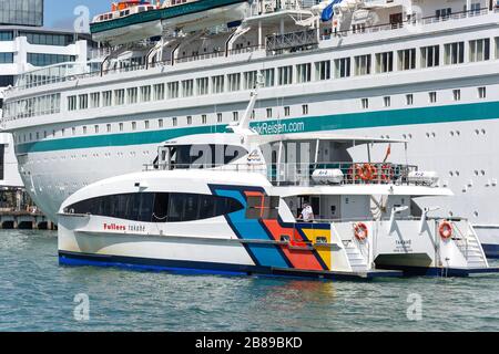 Nave da crociera MS Albatross e traghetto Fullers, Auckland Waterfront, Auckland, Nuova Zelanda Foto Stock