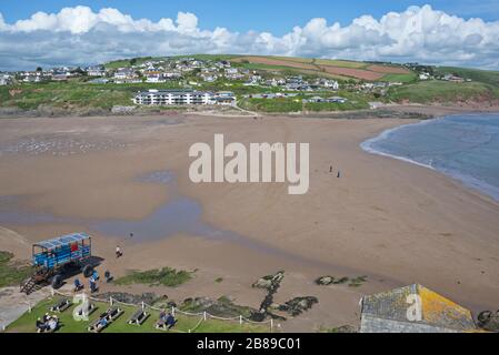 Vista dal Burgh Island Hotel sulla South Devon Coast attraverso la strada del marea fino a Bigbury on Sea e la terra principale Foto Stock