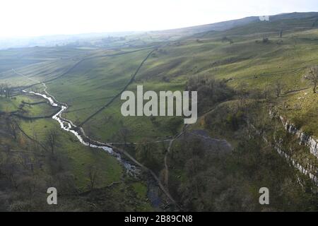 Vista dalla cima di Malham Cove, guardando indietro la valle verso Malham, North Yorkshire, Inghilterra, Regno Unito Foto Stock