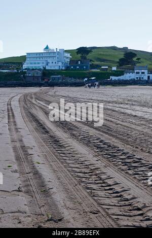 Vista attraverso la strada sopraelevata per Burgh Island, il Burgh Island Hotel e il Pilchard Inn in una soleggiata giornata primaverile sulla costa meridionale del Devon in Inghilterra, Regno Unito Foto Stock