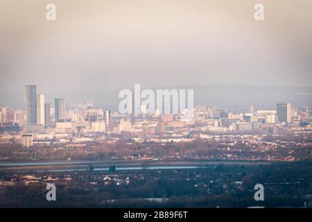 Manchester, Regno Unito. 20 marzo 2020. REGNO UNITO. Il sole sorge sulla città mentre il coronavirus continua a sconvolgere il paese. Credit: Andy Barton/Alamy Live News Foto Stock