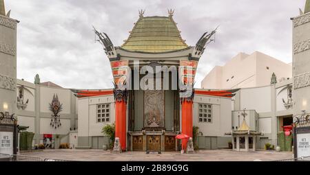 Vista frontale esterna del TCL Chinese Theatre su Hollywood Boulevard a Los Angeles, California. Foto Stock