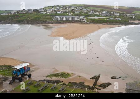 Ammira la strada della marea fino a Bigbury sul mare da Burgh Island sulla costa meridionale del Devon con il trattore marino in primo piano Foto Stock