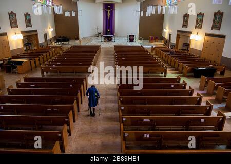 Sacramento, CA, Stati Uniti. 20 Marzo 2020. Parishioner sue Kenny, 72 anni, entra nella parrocchia di Sant'Ignazio Loyola per la preghiera e la meditazione tranquilla durante lo scoppio pandemico del coronavirus venerdì 20 marzo 2020 a Sacramento. Credit: Paul Kitagaki Jr./ZUMA Wire/Alamy Live News Foto Stock