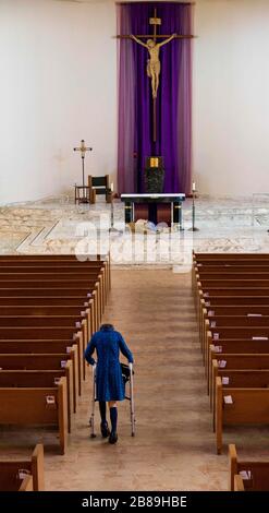 Sacramento, CA, Stati Uniti. 20 Marzo 2020. Parishioner sue Kenny, 72 anni, entra nella parrocchia di Sant'Ignazio Loyola per la preghiera e la meditazione tranquilla durante lo scoppio pandemico del coronavirus venerdì 20 marzo 2020 a Sacramento. Credit: Paul Kitagaki Jr./ZUMA Wire/Alamy Live News Foto Stock