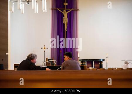 Sacramento, CA, Stati Uniti. 20 Marzo 2020. Padre Tim o'Neil, 64, ascolta le preoccupazioni della parrocchiale Joshua Figueroa si inginocchiò nella parrocchia di Sant'Ignazio Loyola durante lo scoppio della pandemia di coronavirus venerdì 20 marzo 2020 a Sacramento. Credit: Paul Kitagaki Jr./ZUMA Wire/Alamy Live News Foto Stock