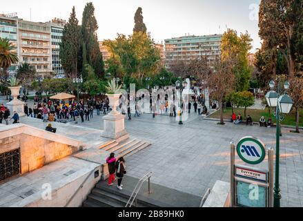 Atene / Grecia - Gennaio 4 2020: Vista di Piazza Syntagma, un famoso punto di riferimento e punto d'incontro della città. Foto Stock