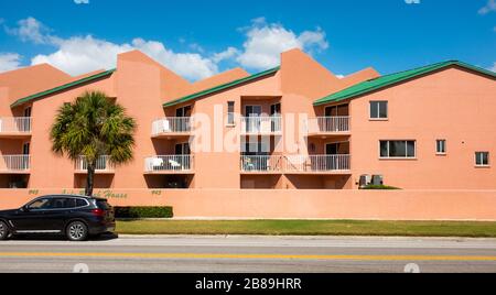 Un piccolo complesso condominio su Lido Key a Sarasota, Florida, Stati Uniti. Foto Stock