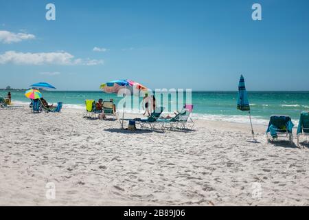 Gli amanti della spiaggia e le barche si legano e godono il caldo sole della Florida durante la pausa primaverile annuale sulla Baia di Sarasota. Foto Stock