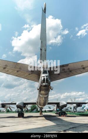 Orso. TU-95. Mostra del museo dell'aviazione grande bombardiere strategico a quattro motori turboelica e piattaforma missilistica Foto Stock