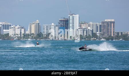 Moto d'acqua, gareggia intorno alla baia di Sarasota in una calda giornata primaverile. Foto Stock