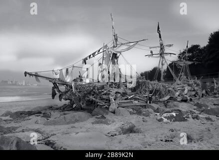 La scultura Black Pearl sulla riva di New Brighton Wirral Merseyside , costruita da residenti locali Foto Stock