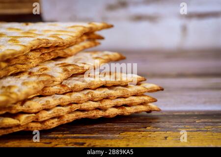 Famiglia ebraica che celebra la pasqua ebraica pane azzimo pane azzimo holiday Foto Stock