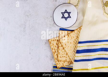 Passover matzoh pane ebreo festa con sfondo tabella kipah. Foto Stock