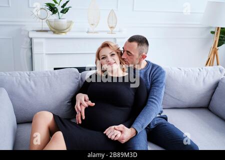 la coppia amorosa gioisce nella gravidanza che si aspetta un bambino Foto Stock