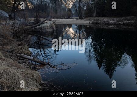 Riflessione di mattina presto nella valle di Yosemite sul lago di Mirror in inverno Foto Stock