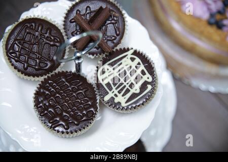 Quattro deliziosi muffin al cioccolato in primo piano. Foto Stock