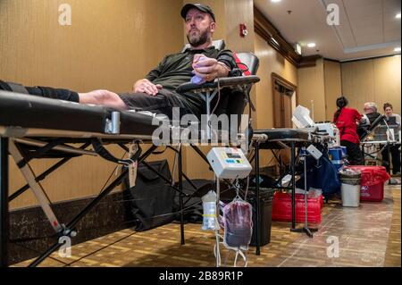 Sacramento, California, Stati Uniti. 20 Marzo 2020. Steve Wash, media relations for the American Red Cross ha donato sangue insieme a molti membri della comunità dopo aver capito la grande necessità di aiutare per il futuro della preparazione del coronavirus a Sacramento Venerdì 20 marzo 2020. Credit: Renée C. Byer/ZUMA Wire/Alamy Live News Foto Stock