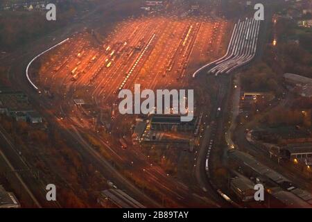 , Fotografia notturna del cantiere di smistamento ferroviario e del Drahtindustrie - WDI in Hamm, 22.11.2011, vista aerea, Germania, Nord Reno-Westfalia, Ruhr Foto Stock