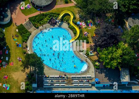 , bagnanti sul prato presso la piscina della piscina Welper in Hattingen, 03.07.2015, vista aerea, Germania, Nord Reno-Westfalia, Ruhr Area, Hattingen Foto Stock