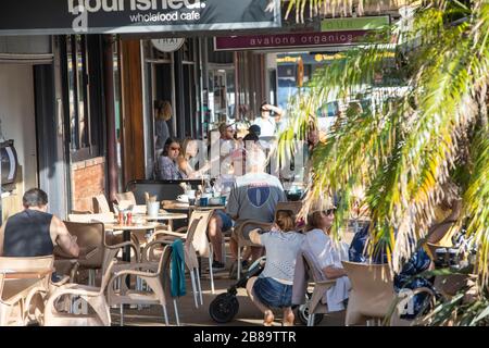 Sydney, Australia. 21 Mar 2020. Avalon Beach, Sydney, Australia. Sabato 21 marzo 2020. I residenti di Sydney ignorano in gran parte i requisiti di distanza sociale dovuti a Coronavirus Credit: martin berry/Alamy Live News Foto Stock