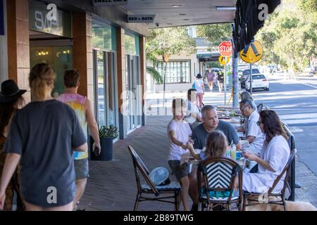 Sydney, Australia. 21 Mar 2020. Avalon Beach, Sydney, Australia. Sabato 21 marzo 2020. I residenti di Sydney ignorano in gran parte i requisiti di distanza sociale dovuti a Coronavirus Credit: martin berry/Alamy Live News Foto Stock