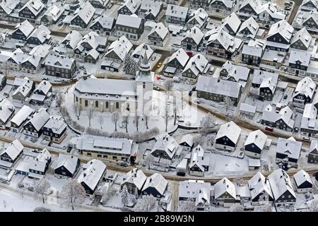 , centro città di Winterberg con la chiesa di St. Jakobus, 26.01.2013, vista aerea, Germania, Renania Settentrionale-Vestfalia, Sauerland, Winterberg Foto Stock