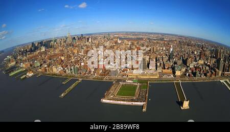 Midtown a Manhattan con il quartiere Chelsea e lo skyline di abbigliamento sullo sfondo, Hudson River Park Pier 40, 12.04.2009, vista aerea, Stati Uniti, Foto Stock