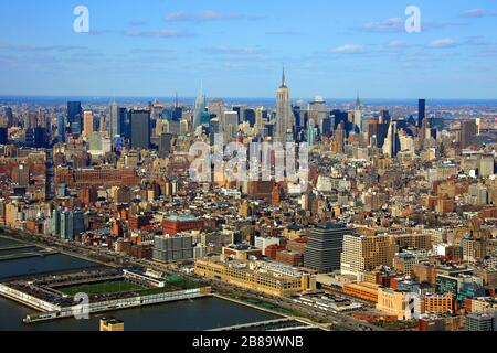 Midtown a Manhattan con il quartiere Chelsea e lo skyline di abbigliamento sullo sfondo, Hudson River Park Pier 40, 12.04.2009, vista aerea, Stati Uniti, Foto Stock