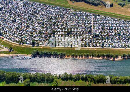 campeggio Grav-Insel sul fiume Reno, masse di roulotte e tende, 01.08.2019, vista aerea, Germania, Nord Reno-Westfalia, Ruhr Area, Wesel Foto Stock