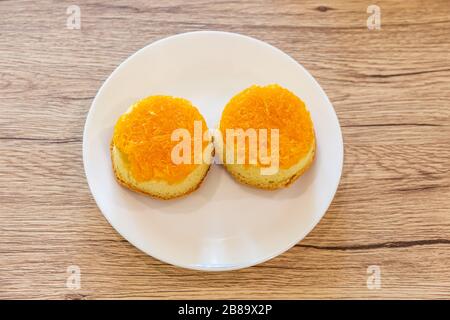 Pane grattugiato di tuorlo d'uovo (Foi Tong Thai) in un piatto bianco posto su un tavolo di legno Foto Stock