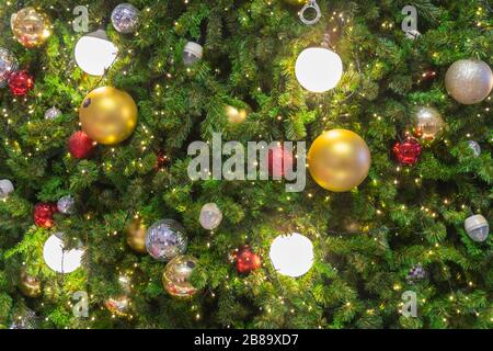 Luci di Natale decorate con palle sull'albero in festa di natale. Selezionare messa a fuoco Foto Stock